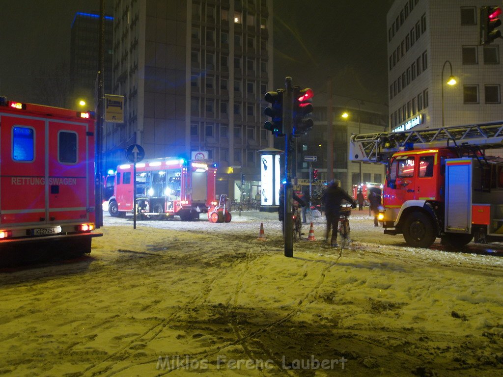Groesserer Wohnungsbrand Koeln Hochhaus Barbarossaplatz P367.JPG